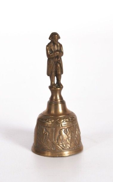 null Clochette de table en bronze figurant Napoléon en pied le clocheton à décor...