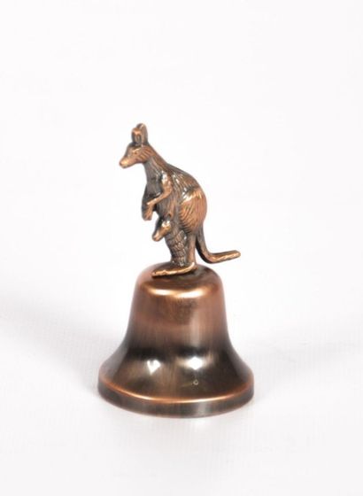 null Clochette de table en cuivre rouge figurant un kangourou

Haut. : 8,5 cm