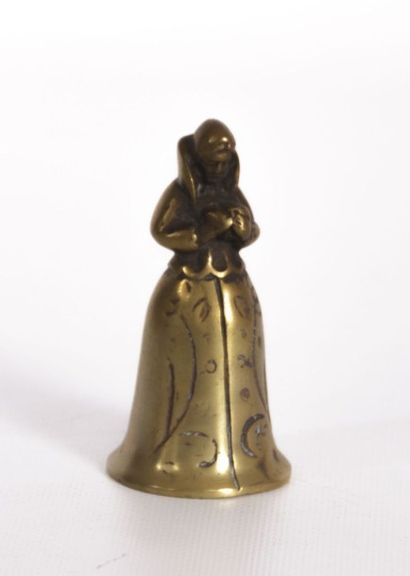 null Clochette de table en bronze figurant une femme enserrant un objet

Haut. :...