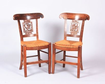 null Paire de chaises en bois naturel mouluré et sculpté, le dossier ajouré est orné...