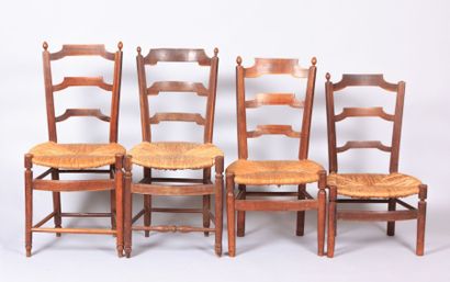 null Quatre chaises de modèles similaires en bois naturel mouluré et sculpté le dossier...