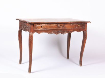 null Table en bois naturel mouluré et sculpté, le plateau de forme mouvementé, elle...