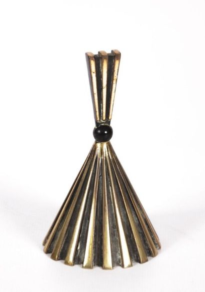 null Clochette de table en bronze la prise à décor de drapés 

Haut. : 11,5 cm