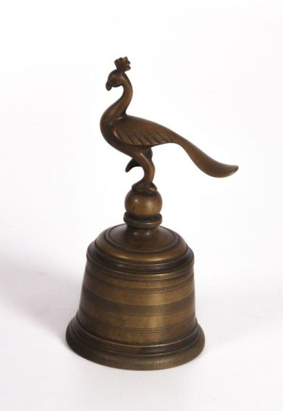 null Clochette de table en bronze la prise figurant un paon

Haut. : 14,5 cm