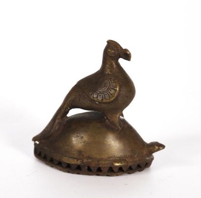 null Clochette de table en bronze la prise figurant un oiseau sur une tortue d'inspiration...