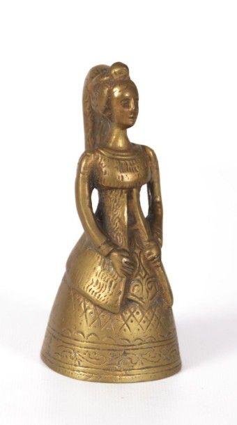 null Clochette de table en bronze en forme de femme du Moyen Age coiffée

Haut. :...