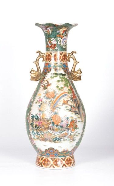 null CHINE 

Vase de forme balustre en pocelaine de stasuma à décor de paysage fleuris...