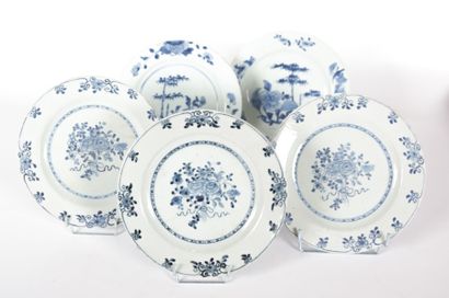 null CHINE

Suite de trois assiettes en porcelaine à décor de bouquets fleuris dans...