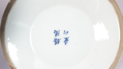 null CHINE

Pot couvert en porcelaine blanche, la panse en forme de coloquinte à...