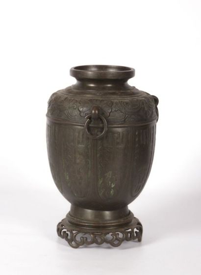 null ASIE

Vase en bronze ciselé à décor de cartouches de motifs sinueux, l'épaule...