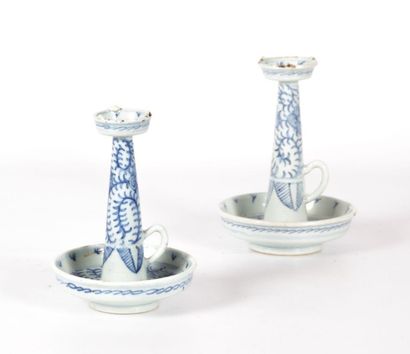 null CHINE

Deux bougeoirs à main en porcelaine à décor bleu/blanc de fougères 

XIXème...