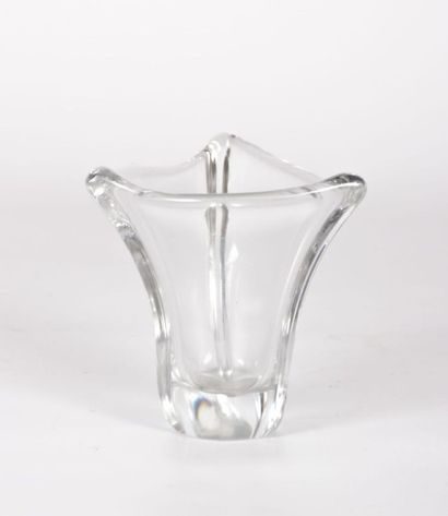 null DAUM France

Vase en cristal moulé fuselé à pans coupé.

Signé

(infimes égrenures)

Haut....
