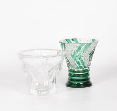 null Lot comprenant un vase en cristal taillé de couleur verte et translucide à décor...