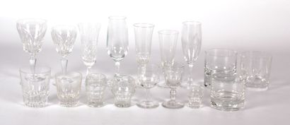 null Important ensemble de verres en verre ou cristal comprenant huit verres à eau,...