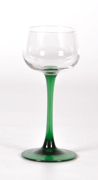 null Suite de douze verre à vin du Rhin, posant sur une jambe en verre vert.
