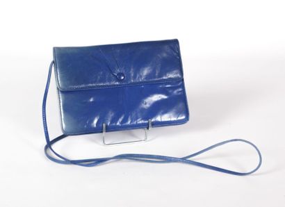 null FRIZON Maud Paris

Sac de soirée en cuir teinté bleu, fermeture à bouton de...