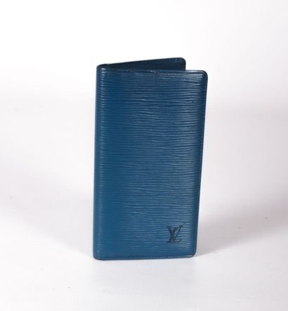 null LOUIS VUITTON Paris

Porte cartes en cuir bleu 

(légères usures)

16 x 9 c...