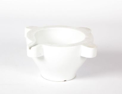 null Mortier en porcelaine blanche

(petit éclat au talon)

Haut. : 9,5 cm - Diam....