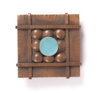 null AUGIS Jean

Broche carrée en bronze et émail bleu à décor d'un médaillon central...