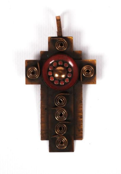 null AUGIS Jean

Pendentif en forme de croix en bronze à décor en son centre d'un...
