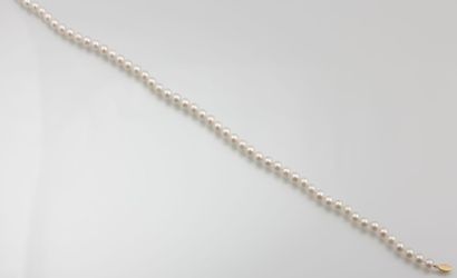null Collier de perles de culture Akoya de 7-7,5

mm, le fermoir navette en or jaune.

Long....