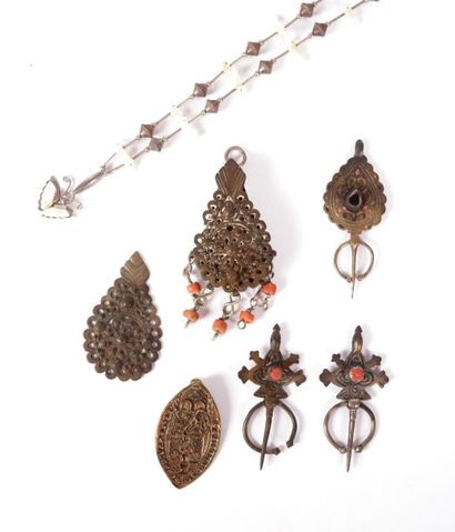 null Lot de bijoux fantaisie en métal divers comprenant trois fibules, deux pendentifs,...