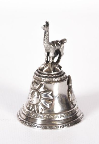 null Clochette de table en argent, la prise figurant un lama, le clocheton figurant...