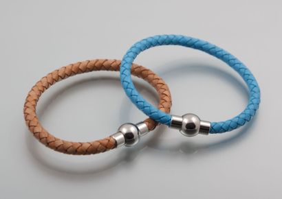 null Deux bracelets de cuir tressé, l'un bleu, l'autre marron. Fermoir rond aima...