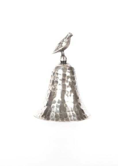 null Clochette de table en métal argenté, la panse martelée est surmontée d'un oiseau...