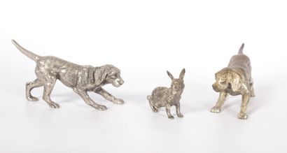 null Trois sujets en bronze argenté représentant deux chiens de chasse et un lièvre.

(usures...