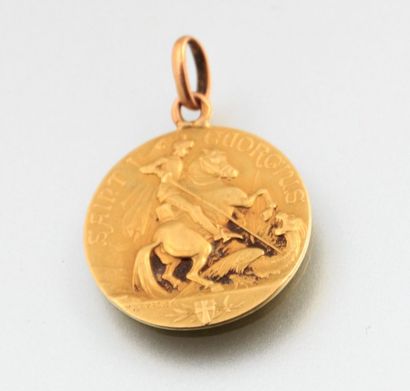 null Médaille en or de forme ronde présentant Saint George terrassant le dragon sur...