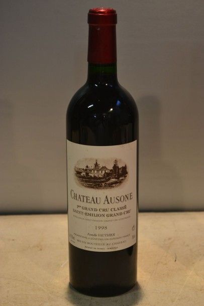 null 1 Blle	CH. AUSONE	St Emilion 1er GCC	1998

	Et. à peine tachée. N : mi goul...