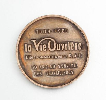 null Médaille 1909-1969 La vie Ouvrière L'Hebdomadaire de la CGT 60 ans au service...
