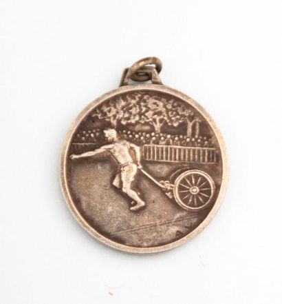 null Médaille uniface présentant un homme tirant des roues

Métal argenté

Signée...