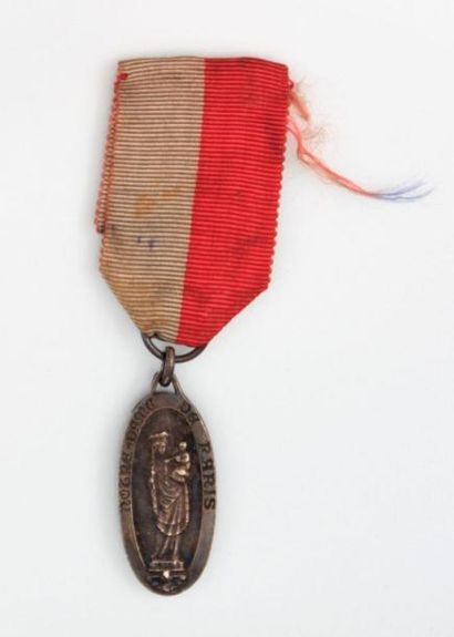 null Médaille de forme ovale Notre-Dame de Paris, avec son ruban, au verso Notre...