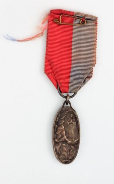 null Médaille de forme ovale Notre-Dame de Paris, avec son ruban, au verso Notre...