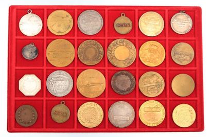 null Lot de vingt quatre médailles en argent et bronze composé de :

- Société centrale...
