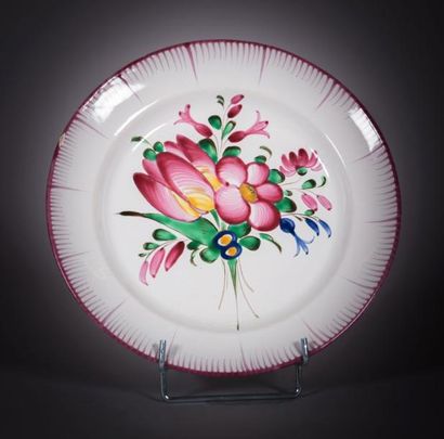 null LUNEVILLE

Assiette en faïence à décor polychrome d'un bouquet de fleurs à la...