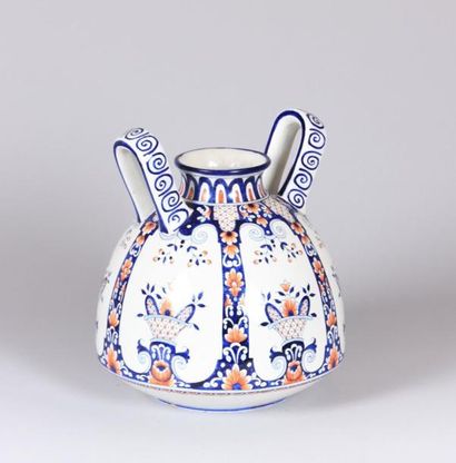 QUIMPER - Manufacture Henriot

Vase de forme...