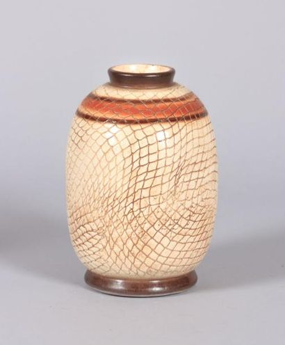 Vase en céramique de forme ovoïde à décor...