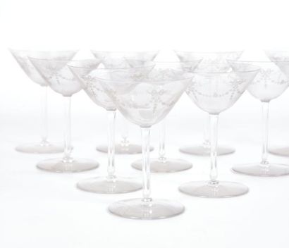 Suite de dix verres à cocktail en cristal...