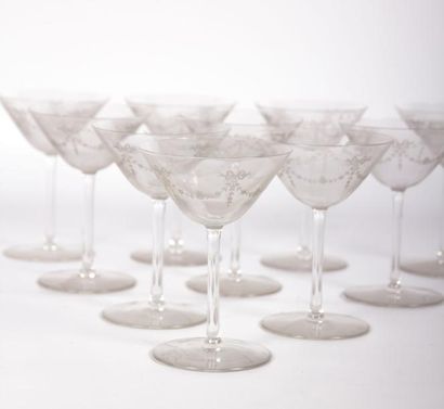 null Suite de dix verres à cocktail en cristal à décor gravé de festons fleuris surmontés...
