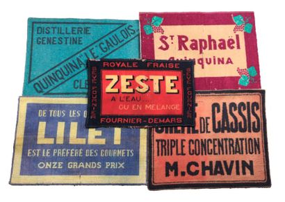 null Lot de cinq tapis publicitaires de marque Quinquina Le Gaulois - St Raphaël...