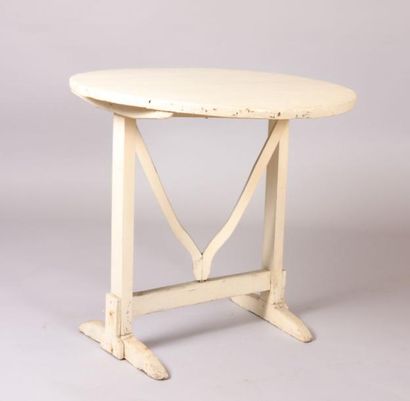 null Table de vendange en bois laqué blanc, le plateau pivotant de forme ronde repose...