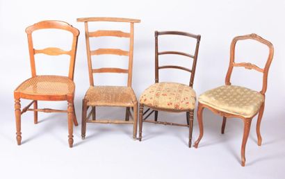 null Lot de quatre chaises en bois naturel, l'une à dossier ajouré à bandeau, l'assise...