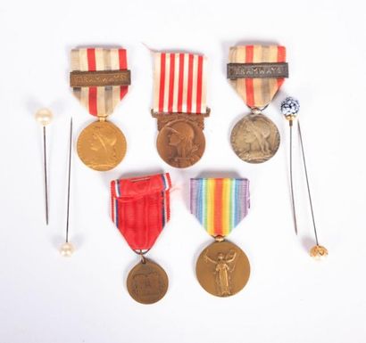 null Lot de cinq médailles de décoration militaires en bronze avec leur ruban :

-...