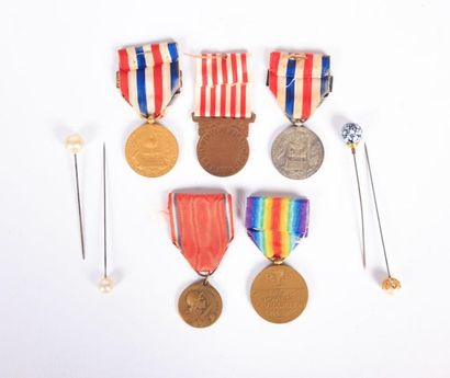 null Lot de cinq médailles de décoration militaires en bronze avec leur ruban :

-...