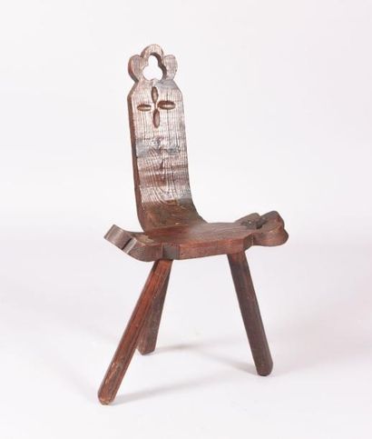 null Chaise "selle" en bois naturel, le dossier droit orné d'un motif cruciforme...