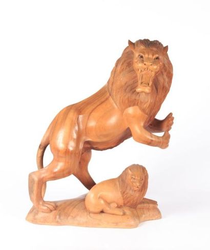 Sculpture en bois figurant un lion et son...