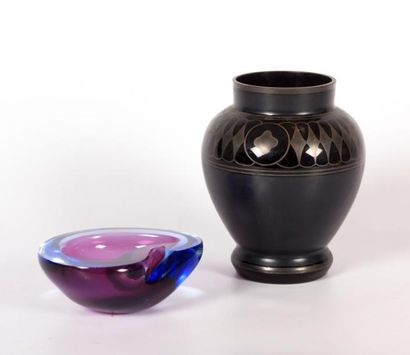 Vase en verre noir de forme ovoïde à décor...